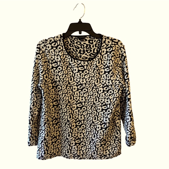 Ann Taylor Sweaters - Ann Taylor Black White Leopard Print Sweater Size M Pre-Owned Good condition.
